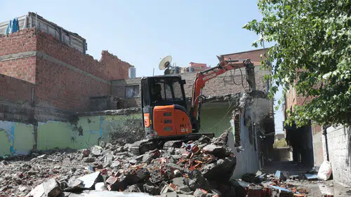 Diyarbakır’da 1 ayda 32 metruk bina yıkıldı: 60 yapı daha sırada