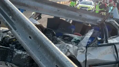 Şanlıurfa yolunda kontrolden çıkan araç bariyerlere girdi