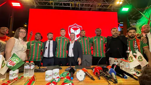 Amedspor yeni transferlerini taraftarıyla birlikte düzenlenen törende resmen duyurdu
