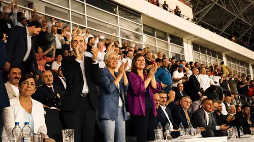 Diyarbakır’daki tarihi zaferi Serra Bucak tribünden izledi