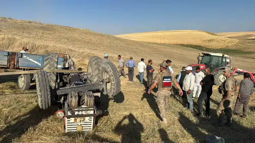 Muş Malazgirt yolunda devrilen traktörün sürücüsü yaşamını yitirdi
