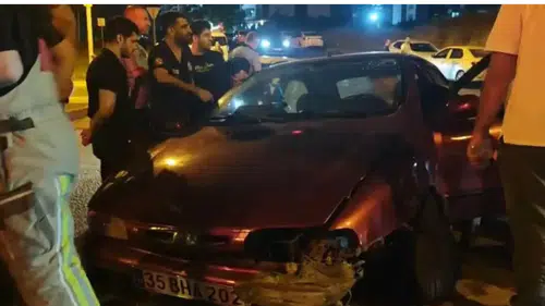 Diyarbakır Kayapınar’da otomobil refüje çarptı: Sürücü araçta sıkıştı