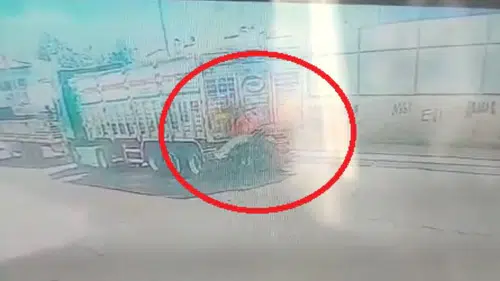 Diyarbakır’da motokurye TIR’a çarptı: Durumu ağır