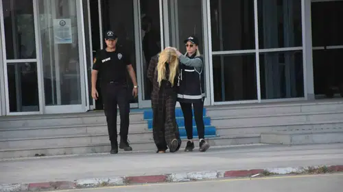 Sosyal medya fenomeni Çağla Öz adliyeye kelepçeli şekilde getirildi