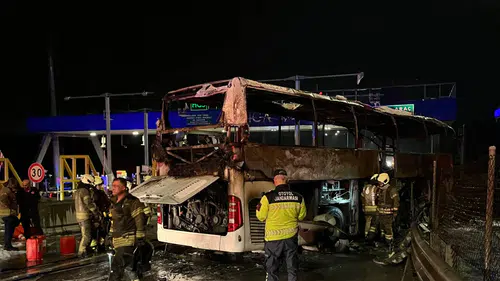 Diyarbakır’dan İstanbul’a giden otobüs bariyerlere çarpıp yandı: 2 ölü