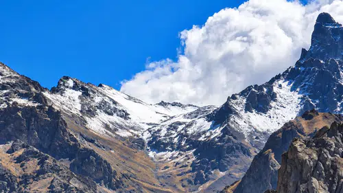 Hakkari dağlarına mevsimin ilk karı düştü