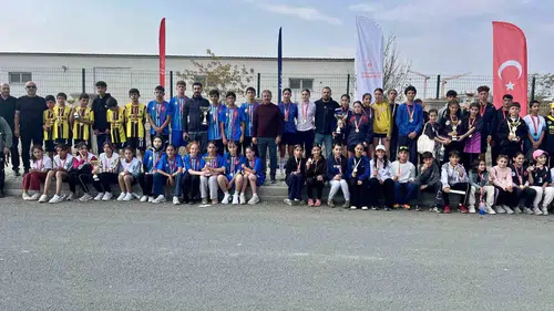 Ağrı'da okul sporları kros yarışlarında büyük heyecan yaşandı