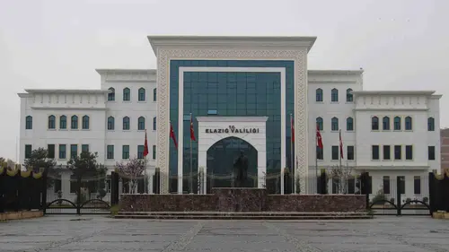 Elazığ'da olumsuz hava koşulları nedeniyle eğitime öğleden sonra ara verildi