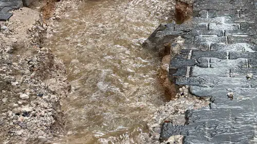 Mazıdağı ilçesinde şiddetli yağış yolları kullanılamaz hale getirdi