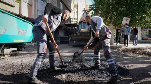 Diyarbakır Bağlar'da üç ana cadde sıcak asfaltla yenileniyor