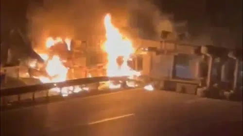 Viranşehir yolunda devrilen akaryakıt tankeri alev aldı