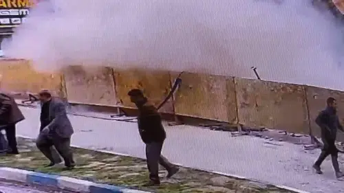 Van'da kazı çalışması sırasında lokantanın çökme anı kameraya yansıdı
