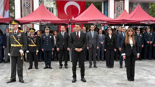 Tunceli Cumhuriyet Bayramı coşkusunu çelenk sunma töreniyle başlattı