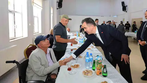Bitlis Valisi Karakaya yaşlılarla bir araya geldi