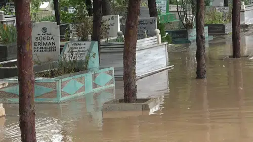 Diyarbakırda şiddetli yağış hayatı felç etti