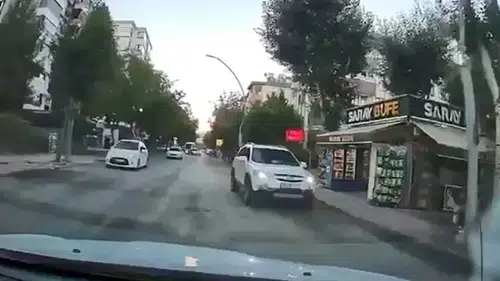 Elazığ trafiğinde tehlikeli anlar kameraya yansıdı