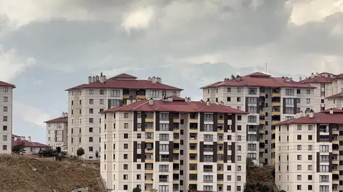 Yüksekova'nın yüksek kesimlerine mevsimin ilk karı yağdı