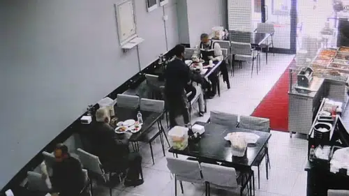 Elazığ'da boğazına ekmek kaçan müşteri garsonun müdahalesiyle hayata döndü