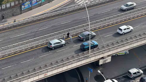 Diyarbakır Elazığ Bulvarı üzerinde dört otomobilin karıştığı zincirleme kaza yaşandı