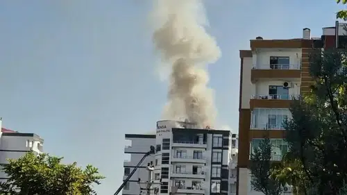 Diyarbakır'da site çatısında çıkan yangın mahalleliyi korkuttu