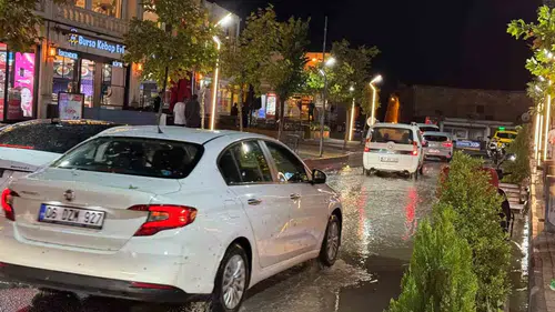 Mardin'de sağanak ve dolu yağışı hayatı durma noktasına getirdi