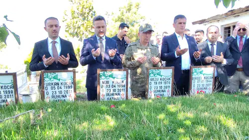 Van Erciş depreminin kurbanları 15 yıl sonra dualarla anıldı