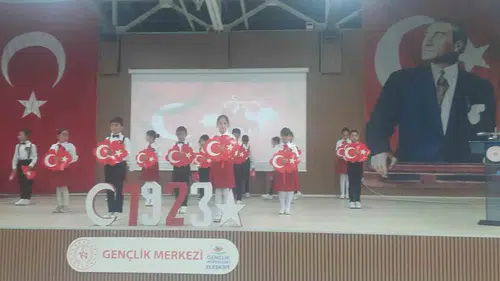 Eleşkirt Cumhuriyet Bayramı coşkusunu minik öğrencilerin gösterileriyle doyasıya yaşadı