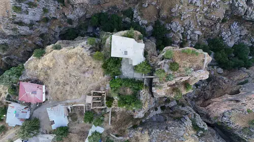 Diyarbakır Çüngüş'te uçurumun kenarında kurulu ev görenleri hayrete düşürüyor