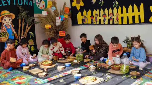 Diyarbakırlı çocuklar zeytin kırma geleneğini uygulamalı olarak öğrendi