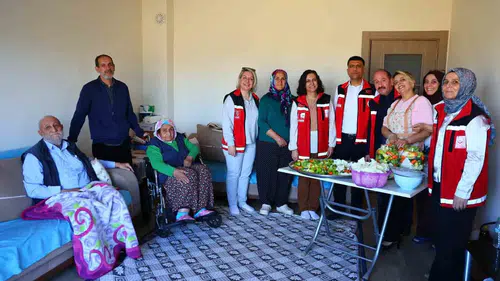 Elazığ'da yaşlı çiftin kışlık hazırlıklarına gönüllülerden anlamlı destek