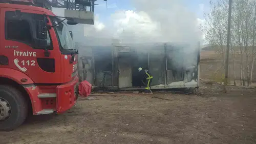 Başkale'de konteyner yangını mahalle sakinlerini korkuttu