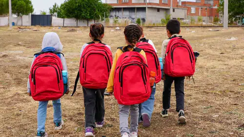 Diyarbakırda minik öğrencilere okul çantası ve kırtasiye desteği sağlandı