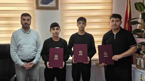 Çermik ilçesinde hafızlık eğitimini tamamlayan üç öğrenciye belgeleri törenle verildi