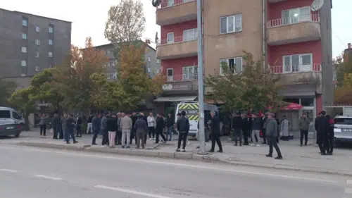Yüksekova'da kalp krizi geçiren servis sürücüsü binaya çarptı