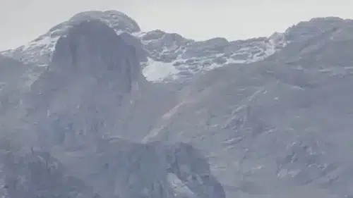 Munzur Dağları mevsimin ilk karı ile beyaza büründü