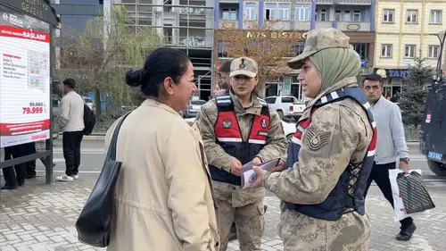 Yüksekova sokaklarında kadınlara KADES uygulaması tanıtıldı