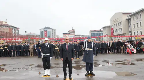 Muş'ta Cumhuriyet Bayramı coşkusu çelenk töreni ve yürüyüşle başladı