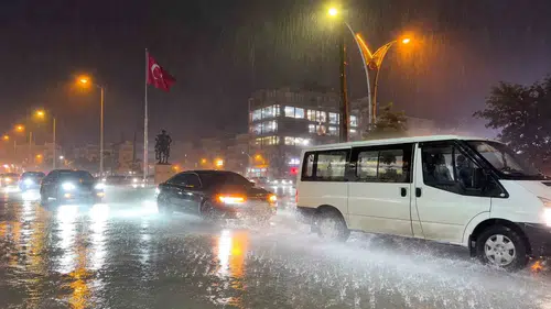 Hakkari sağanak yağışla birlikte kışa erken hazırlanıyor