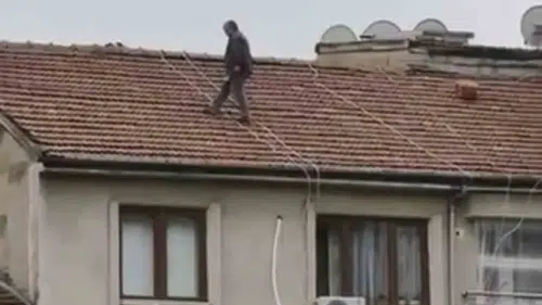 Elazığ'da yürekleri ağza getiren çatı mesaisi