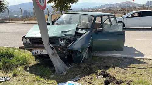 Elazığ'da direksiyon hakimiyetini kaybeden sürücü aydınlatma direğine çarptı