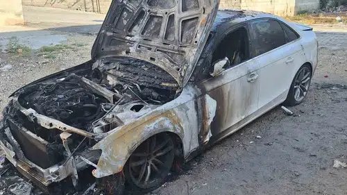 Birecik'te lüks otomobile silahlı saldırı ve kundaklama girişimi