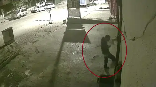 Siirt'te alkollü şahsın iş yeri camını tekmelediği anlar kameraya yansıdı