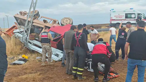 Ergani yolunda kamyonet devrildi beş kişi hastaneye kaldırıldı