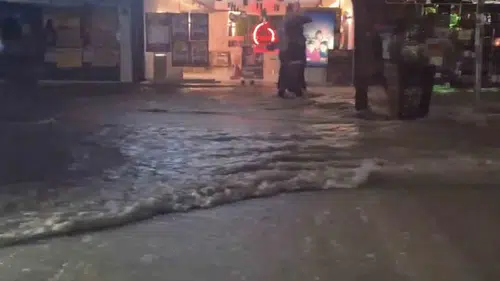Elazığ'da aniden bastıran sağanak yağış hayatı felç etti