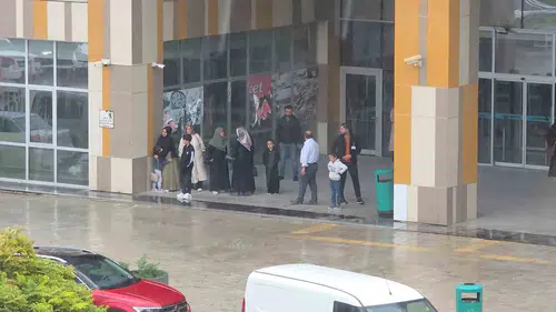 Van'da aniden bastıran yağmur vatandaşları hazırlıksız yakaladı