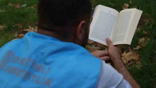 Diyarbakır'da yükümlüler her yerde kitap okuyarak hayata hazırlanıyor