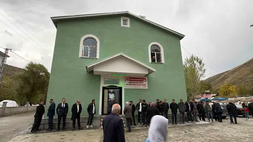 Tatvan Kırkbulak köyünde hayırseverlerin katkısıyla inşa edilen cami kapılarını açtı