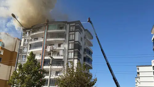 Diyarbakır'da 8 katlı binanın çatısında çıkan yangın paniğe neden oldu