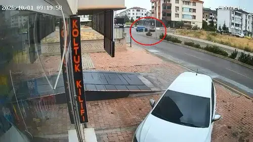 Elazığ'da iki otomobilin karıştığı kaza güvenlik kamerasına yansıdı