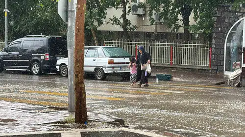 Siverek sokaklarında aniden bastıran sağanak yağış hayatı kısa süreliğine durdurdu